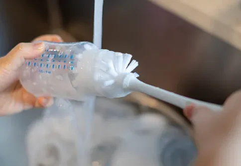 نحوه ضدعفونی کردن شیشه شیر و لوازم نوزاد برای پیشگیری از بیماری