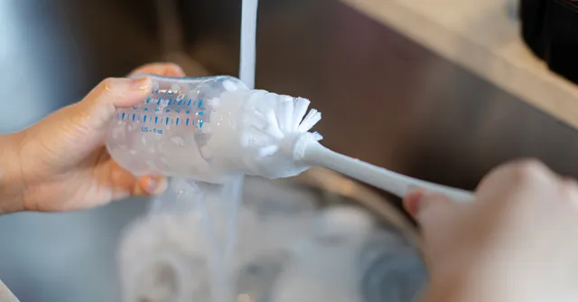 نحوه ضدعفونی کردن شیشه شیر و لوازم نوزاد برای پیشگیری از بیماری